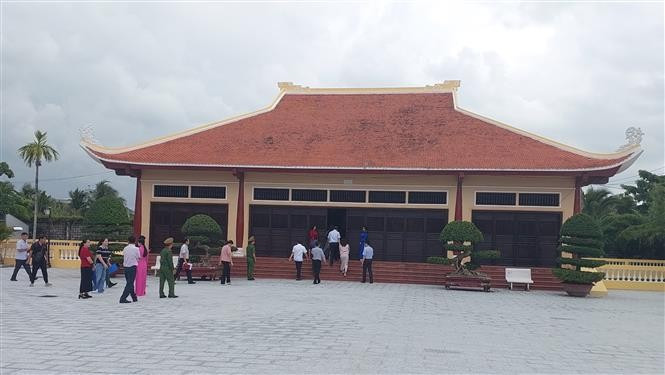 Turistas visitan el sitio conmemorativo del arte Don ca tai tu (cantos de aficionados del Sur de Vietnam) y del músico Cao Van Lau, en el barrio de Bac Lieu, provincia de Ca Mau. Foto: VNA