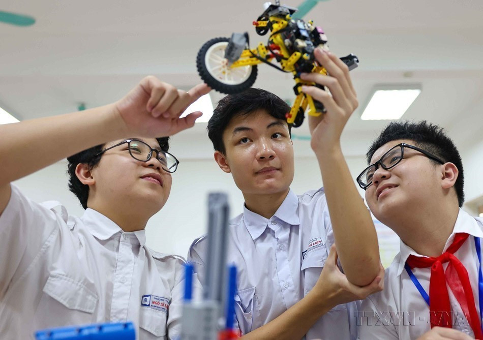 El “Equipo educativo inteligente – Vrobot” de un grupo de estudiantes de Hanoi. Foto: VNA