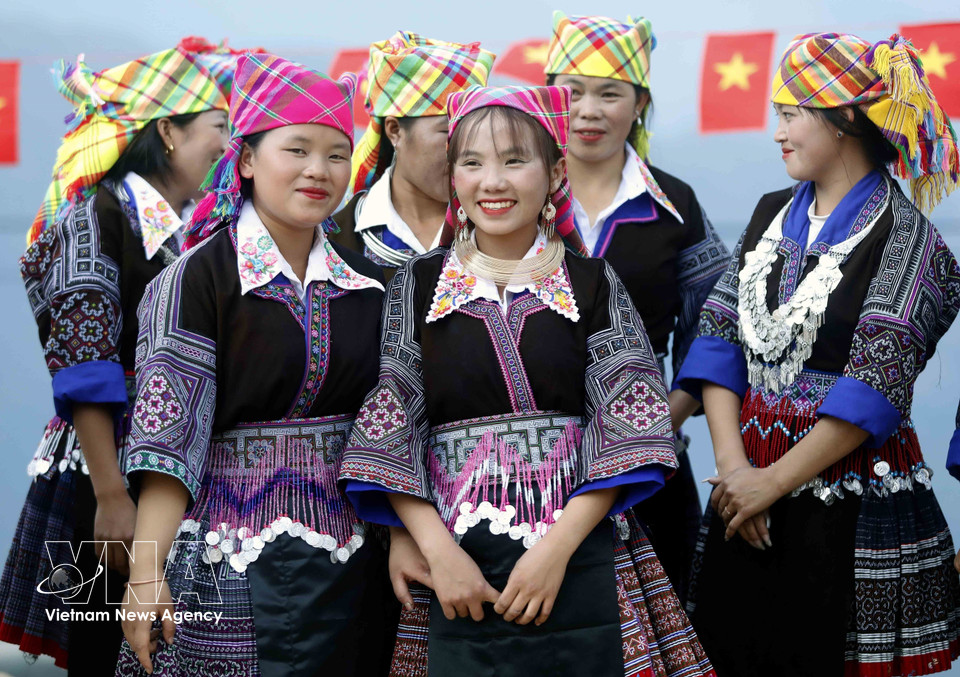 Jóvenes de la etnia Mong participan en el Festival de la Flor de Son Tra. (Foto: VNA)
