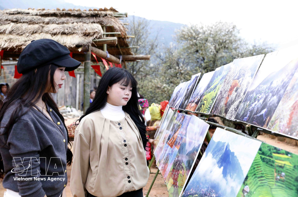 Visitantes recorren la exposición fotográfica de la comuna de Ngoc Chien. (Foto: VNA)
