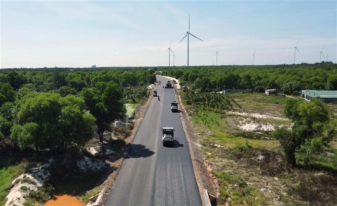 Los contratistas aceleran el progreso en el tramo que atraviesa la comuna de Cam Hong. Foto: VNA