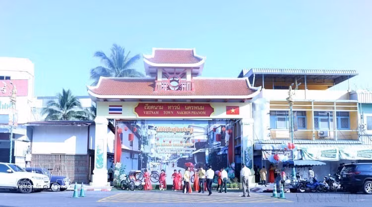 Inauguración de la Puerta de la Calle Cultural Tailandia-Vietnam, ubicada en la avenida Nittayo de la provincia siamesa de Nakhon Phanom, el 10 de octubre de 2024. (Foto: VNA)