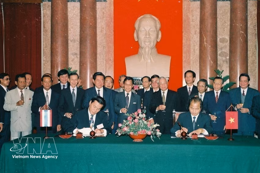Los primeros ministros de Tailandia, Chuan Leekpai, y de Vietnam, Vo Van Kiet, presencian la firma del Acuerdo de Cooperación Industrial y Comercial entre los dos países, en Hanoi, en 1994. (Foto: VNA)