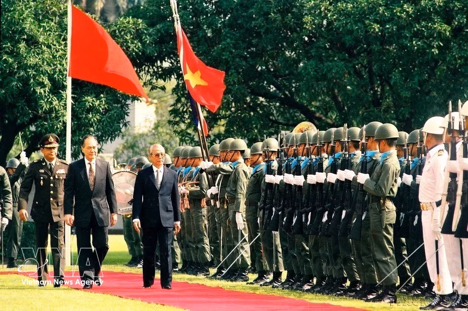 El primer ministro de Tailandia, Anand Panyarachun, preside la ceremonia de bienvenida al presidente del Consejo de Ministros de Vietnam, Vo Van Kiet, durante su visita oficial a Tailandia, el 28 de octubre de 1991. (Foto: VNA)