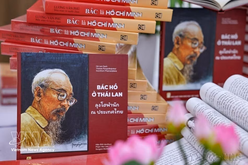 La Editorial de Educación de Vietnam presenta en Hanoi la obra de referencia “Tio Ho en Tailandia” dedicada a la vida y el legado del Presidente Ho Chi Minh. (Foto: VNA)