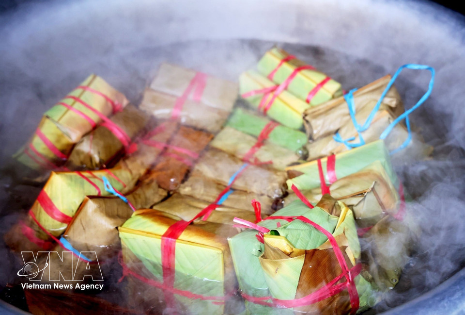 Para cualquier vietnamita una olla con fragante Banh Chung colocada sobre una fogata cálida que disipa el frío del invierno se ha convertido en una imagen familiar durante las festividades por el Tet. (Foto: Vietnamplus)