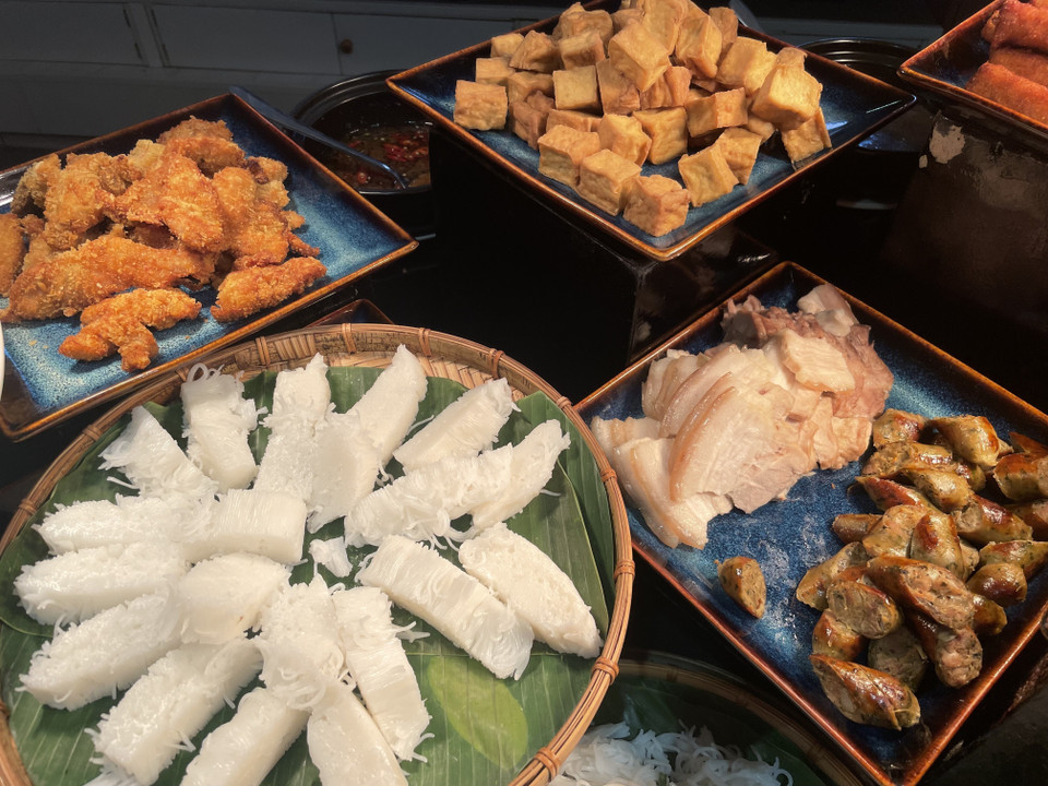 Bun dau mam tom, de apariencia muy simple, solo incluye tofu frito y fideos de arroz, servidos con Mam tom, un tipo de pasta de camarón fermentada única de Vietnam. El tofu se corta en porciones y se fríe hasta quedar dorado y crujiente, y se sirve con verduras frescas. Foto: VNA