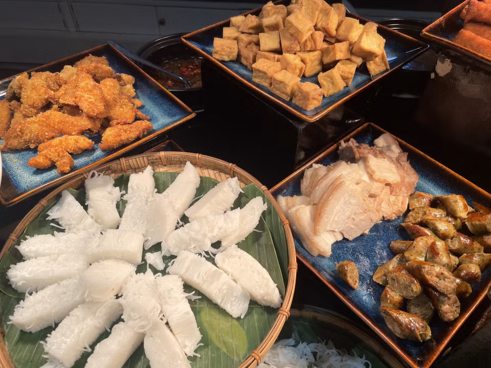 Bun dau mam tom, de apariencia muy simple, solo incluye tofu frito y fideos de arroz, servidos con Mam tom, un tipo de pasta de camarón fermentada única de Vietnam. El tofu se corta en porciones y se fríe hasta quedar dorado y crujiente, y se sirve con verduras frescas. Foto: VNA
