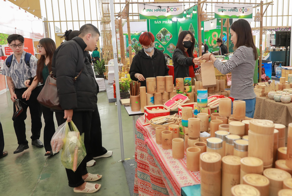 Productos de bambú como tazas, pajitas y botellas de la Cooperativa de Bambú Thang Tho en Thanh Hoa atrajeron a una gran cantidad de visitantes. Foto: VNA