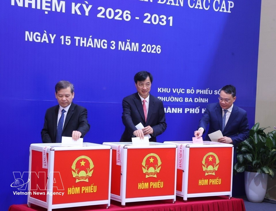 Dirigentes de Vietnam ejercen sus derechos al voto en las elecciones legislativas . (Foto: VNA)