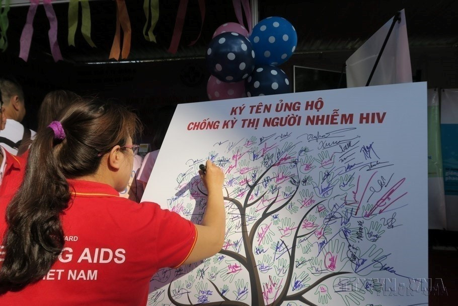 El Ministerio de Salud y el Programa Conjunto de las Naciones Unidas sobre el VIH/SIDA (ONUSIDA) en Vietnam lanzaron del Mes de Acción nacional de prevención y control del VIH/SIDA con el lema: “Actuemos para alcanzar los objetivos 90-90-90 en 2020”. Foto: VNA