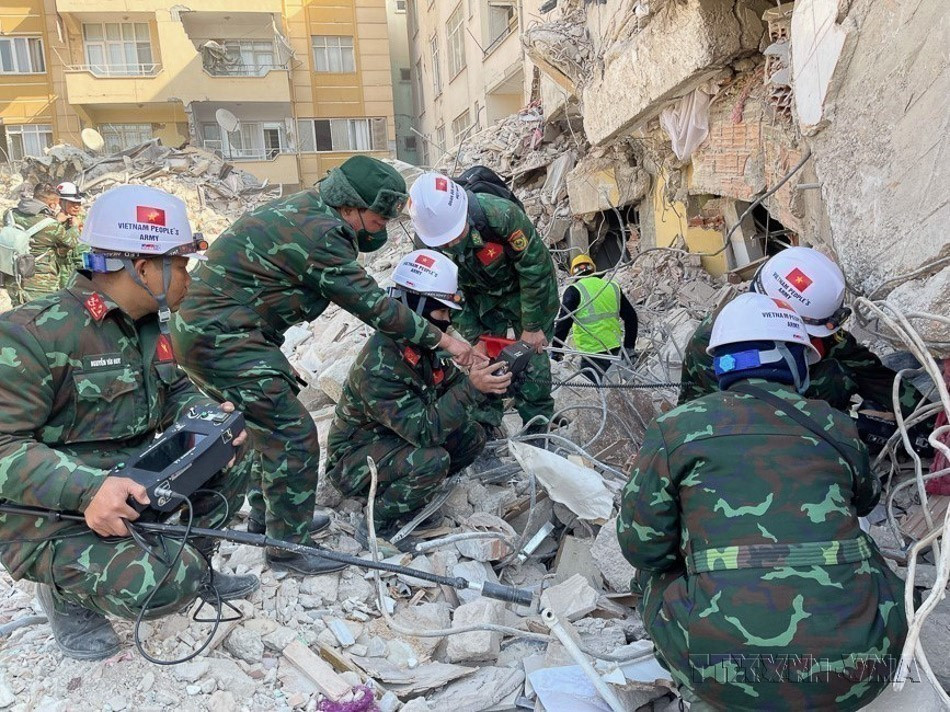 Vietnam es un miembro activo, confiable y responsable de la comunidad internacional. En la foto: Las Fuerzas Armadas Populares de Vietnam participan en operaciones de búsqueda y rescate tras el terremoto en Turquía (2023). Fuente: VNA