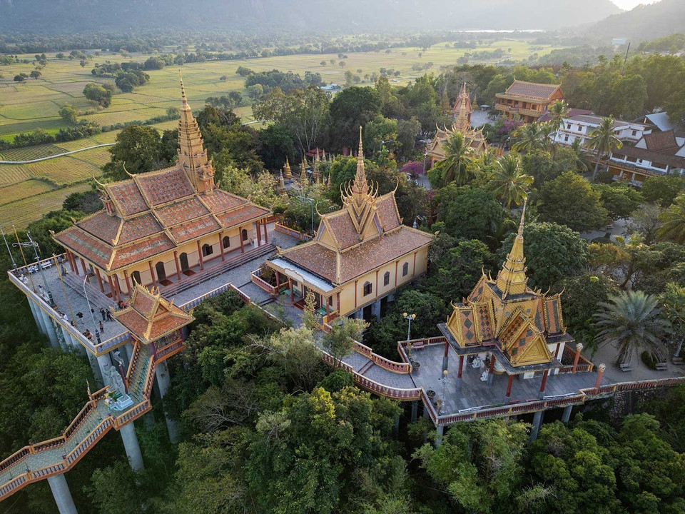 La pagoda Ta Pa (también conocida como Pagoda de la Montaña - Chun-Num) en la comuna de Tri Ton es una famosa pagoda Khmer con arquitectura única en la cima de la montaña Ta Pa. Foto: VNA
