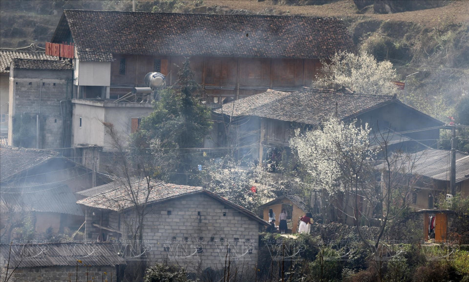 Casas de tierra apisonada con techos de tejas yin-yang, rodeadas por muros de piedra, son características de la aldea cultural y turística de Lo Lo Chai. Foto: VNA
