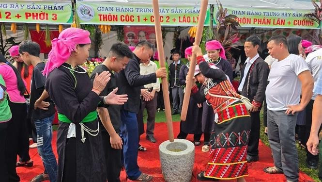 Competencia de molienda tradicional de Com, recreando el oficio de hacer Com y honrando las manos laboriosas de los habitantes de la comuna de Hop Thanh. Foto: VNA