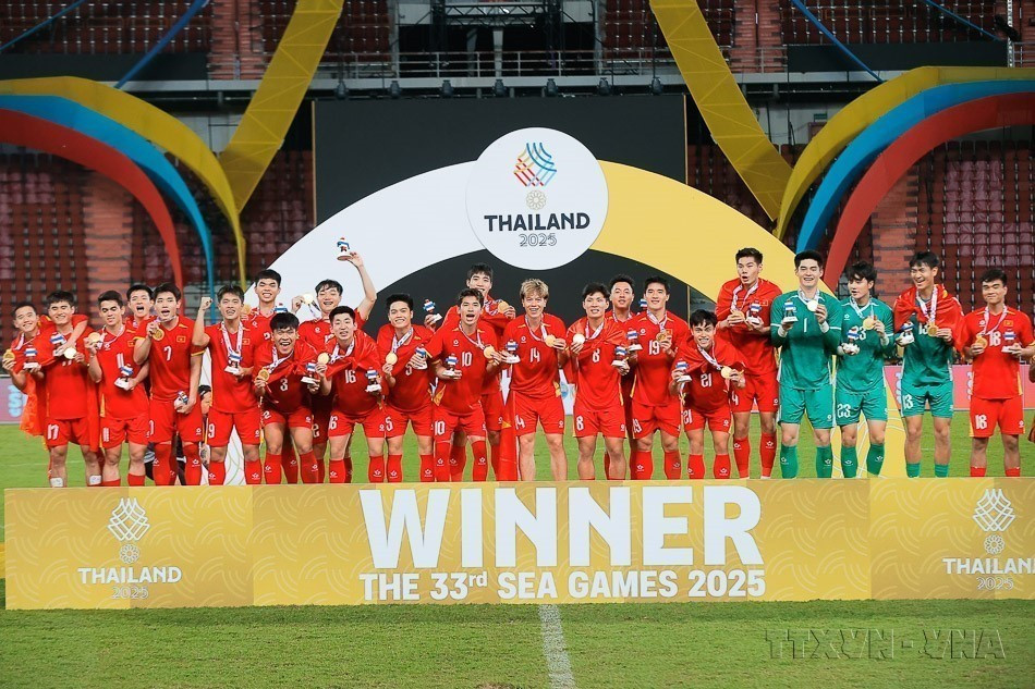 Los jugadores del equipo sub-22 de Vietnam reciben la medalla de oro en fútbol masculino en los 33.º SEA Games (Tailandia, 18 de diciembre de 2025). Foto: VNA