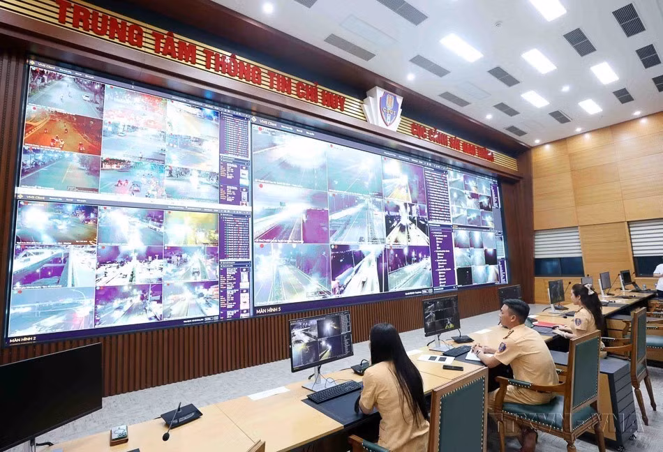 El sistema de monitoreo de tráfico 24/7 mediante cámaras con IA en el centro de información de mando del Departamento de Policía de Tránsito, Ministerio de Seguridad Pública (julio de 2025). Foto: VNA