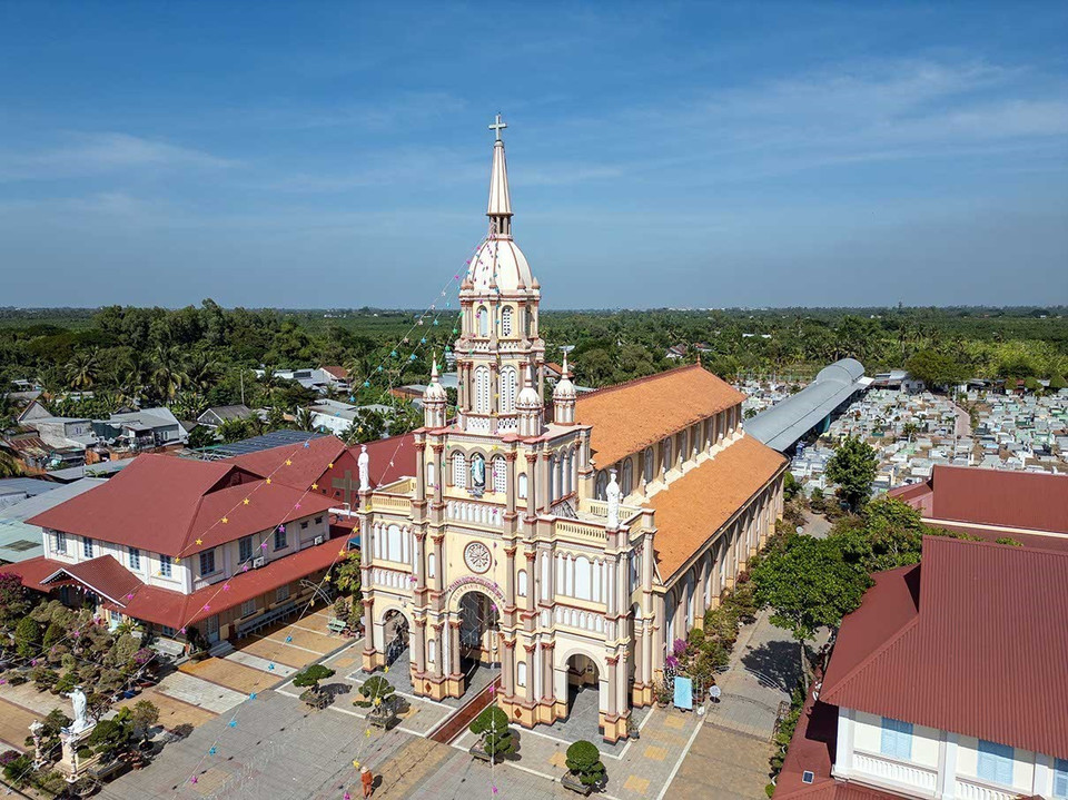 La iglesia de Cu Lao Gieng, construida en 1877, es una atracción que atrae a visitantes de todas partes. Foto: VNA