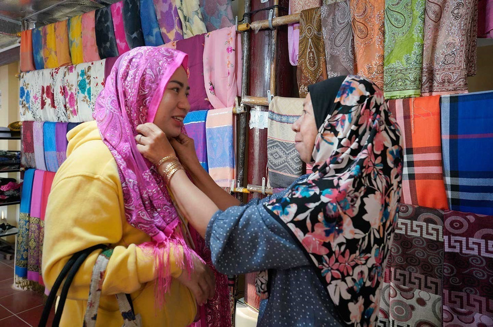 La aldea de tejido Chau Phong es un destino de turismo cultural Cham, donde los visitantes pueden explorar el arte tradicional del tejido de brocado y conocer la vida de la comunidad Cham. Foto: VNA