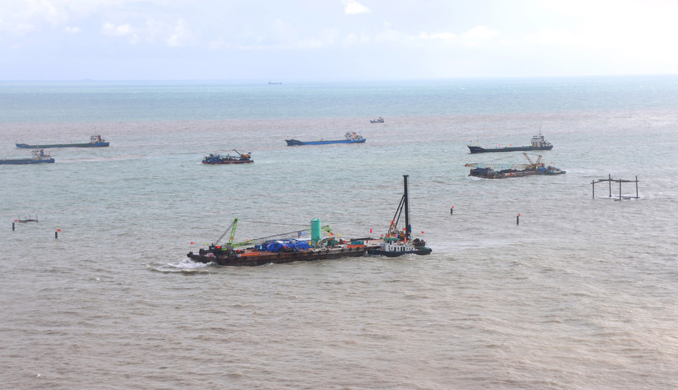 Los contratistas aceleran la marcha del Proyecto del Puerto Multiuso de doble propósito de Hon Khoai.(Foto: VNA)