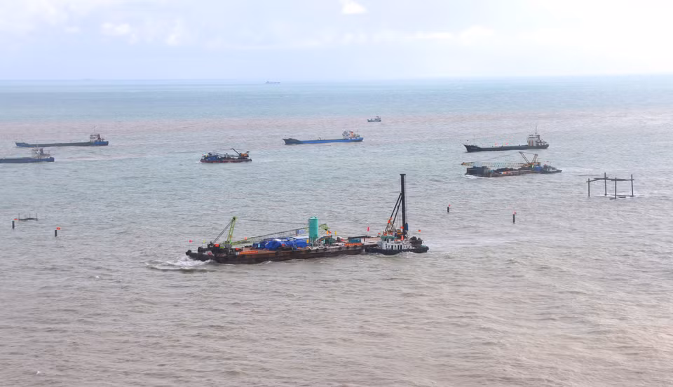 Los contratistas aceleran la marcha del Proyecto del Puerto Multiuso de doble propósito de Hon Khoai.(Foto: VNA)