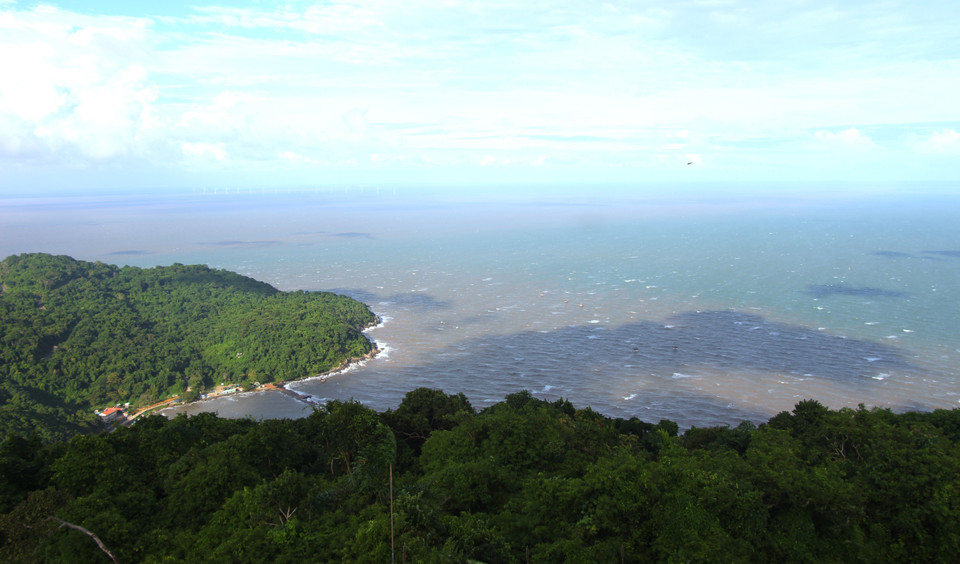 El conjunto de islas de Hon Khoai se encuentra al sureste del cabo de Ca Mau, a 12 millas náuticas de la costa continental, con un área de aproximadamente 4 km² y su punto más alto a 318 m.(Foto: VNA)