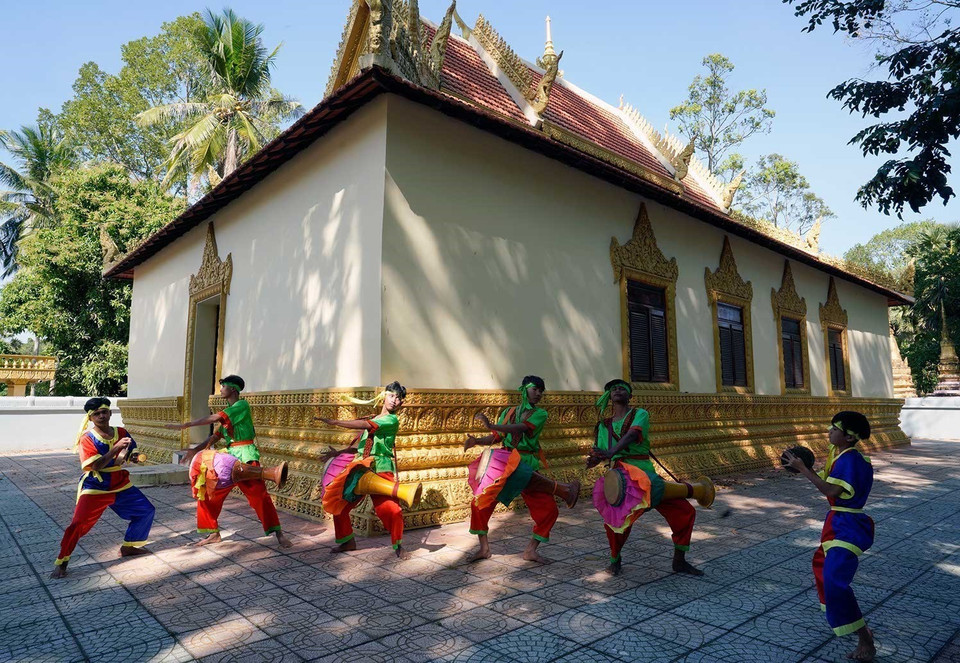 La danza del tambor Chhay-dam en An Giang es un patrimonio cultural inmaterial nacional, destacándose en las pagodas Khmer. Combina el arte marcial Bokator con vigorosos ritmos de tambor, recreando epopeyas y se presenta en festivales Khmer, atrayendo a turistas y sirviendo como un puente cultural distintivo que expresa la fuerza y el espíritu comunitario. Foto: VNA