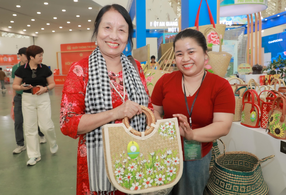 Productos elaborados con materiales ecológicos de la Cooperativa de Mujeres de Phu My, provincia de An Giang atrajeron a una gran cantidad de visitantes. Foto: VNA