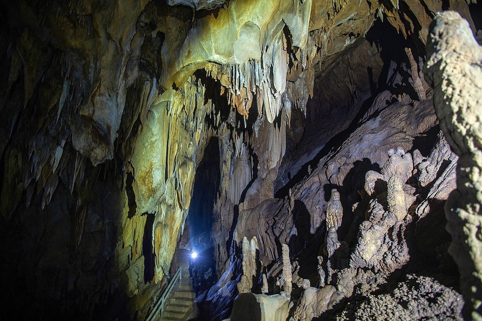 Interior de la cueva Nam Son. Foto: VNA