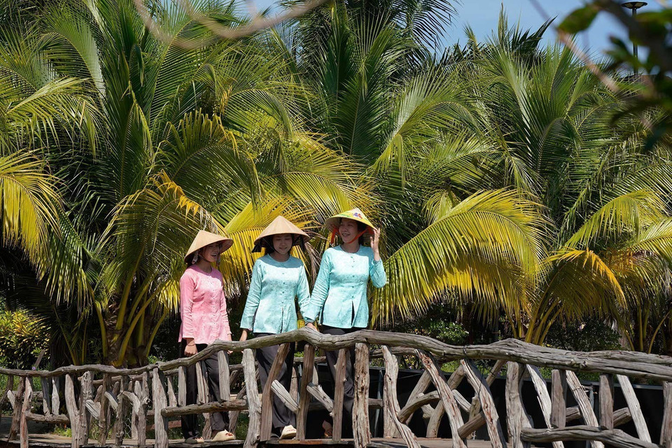 Turistas visitan el área de ecoturismo Con En. Foto: VNA