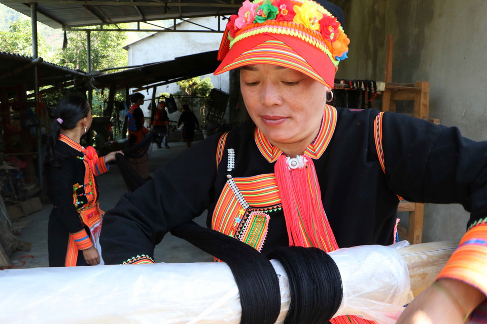 Los hilos terminados pueden medir hasta 10 metros de largo. Foto: VNA