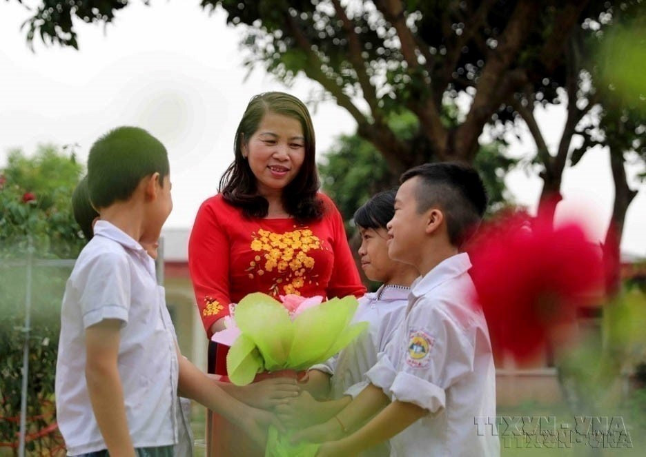La maestra Dinh Thi Thuy dedica todo su amor a los niños huérfanos, abandonados por sus padres y que viven con el VIH/SIDA, en una clase del Centro de Tratamiento, Educación y Trabajo Social No 2. Foto: VNA