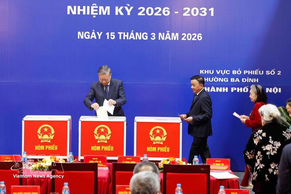 El secretario general del Partido Comunista de Vietnam, To Lam, ejerce su derecho al voto en las elecciones legislativas . (Foto: VNA)