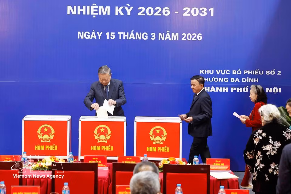 El secretario general del Partido Comunista de Vietnam, To Lam, ejerce su derecho al voto en las elecciones legislativas . (Foto: VNA)