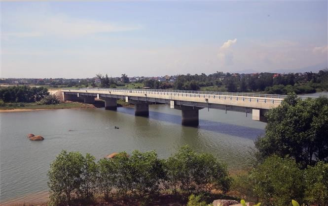 El puente Song Dinh, que conecta la comuna de Hoan Lao con la comuna de Nam Trach, tiene aproximadamente 200 m de largo y 12 m de ancho. Con una inversión de más de un millón de dólares, forma parte de la carretera costera. Foto: VNA