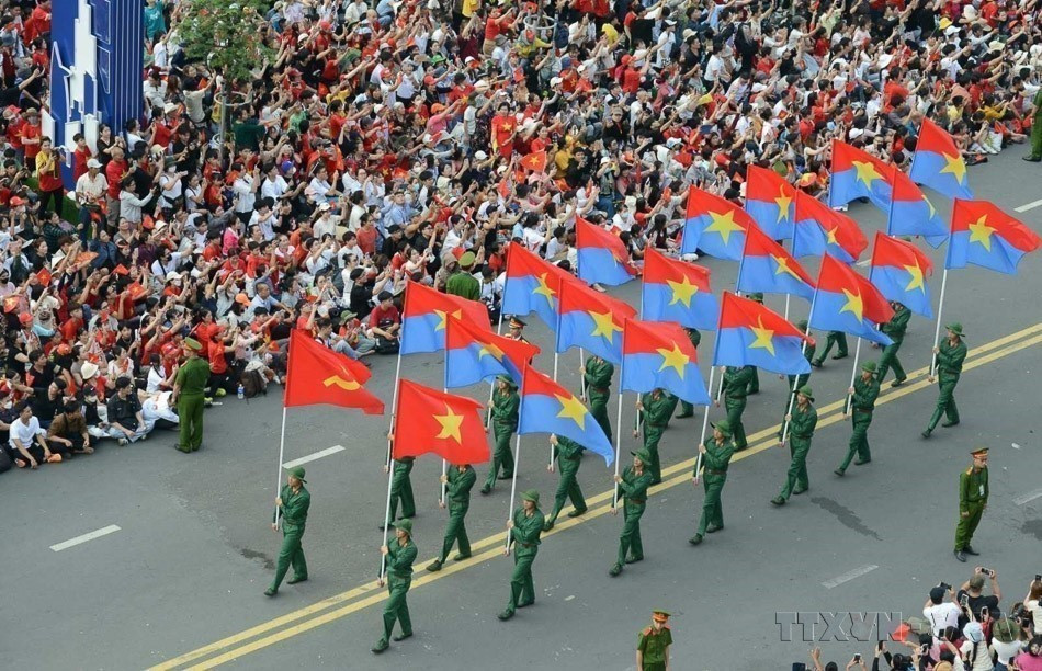 El bloque de oficiales representando a las cinco ramas del ejército marcha por las calles de Ciudad Ho Chi Minh durante la conmemoración por el 50.º aniversario de la Liberación del Sur y la Reunificación Nacional (30 de abril). Foto: VNA