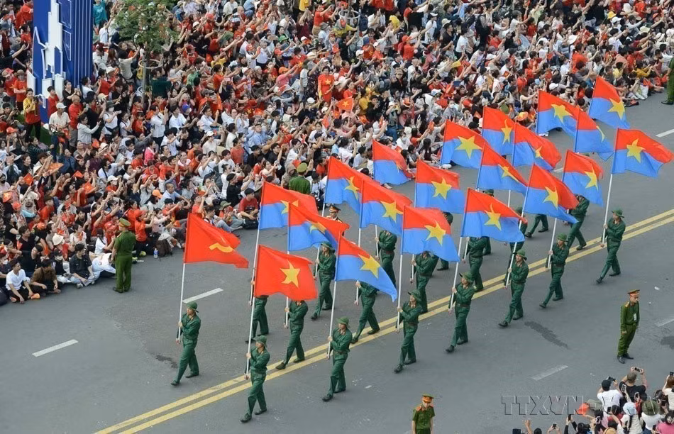 El bloque de oficiales representando a las cinco ramas del ejército marcha por las calles de Ciudad Ho Chi Minh durante la conmemoración por el 50.º aniversario de la Liberación del Sur y la Reunificación Nacional (30 de abril). Foto: VNA