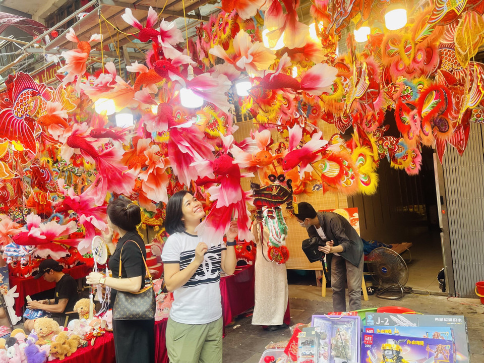 En vísperas del Festival de Medio Otoño, la calle capitalina de Hang Ma se convierte en un atractivo punto de encuentro para que muchos visitantes capturen recuerdos fotográficos. Foto: VNA