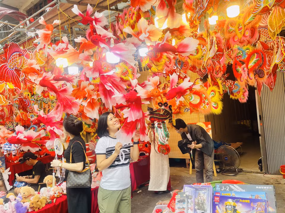 En vísperas del Festival de Medio Otoño, la calle capitalina de Hang Ma se convierte en un atractivo punto de encuentro para que muchos visitantes capturen recuerdos fotográficos. Foto: VNA