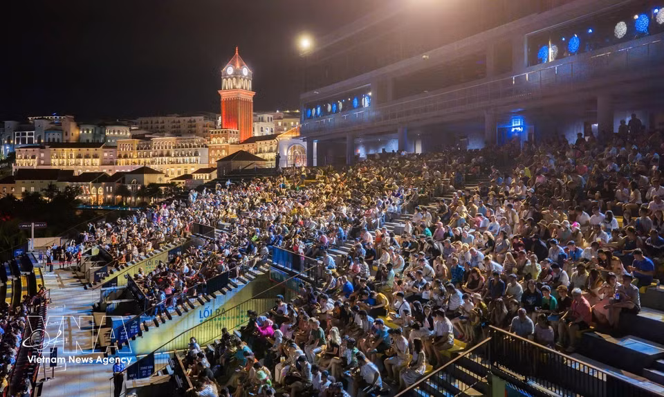Visitantes presenciando el espectáculo “Kiss of the Sea” (Beso del Mar) en Phu Quoc. (Foto: VNA)