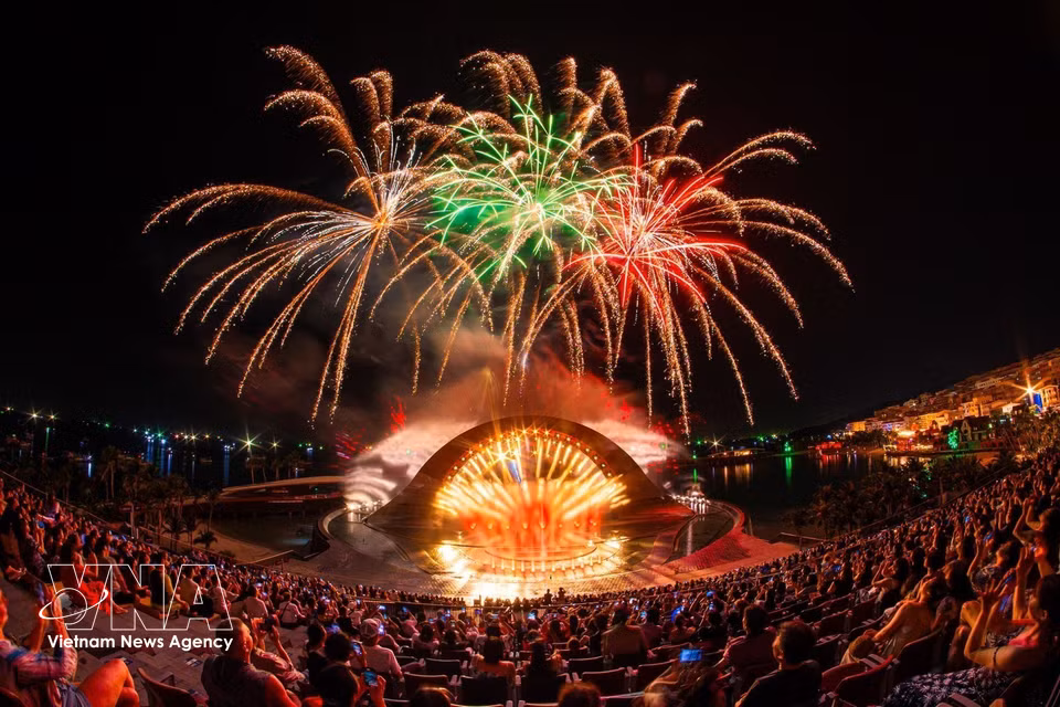 Espectáculo de fuegos artificiales artísticos en el show “Kiss of the Sea” (Beso del Mar) en Phu Quoc. (Foto: VNA)