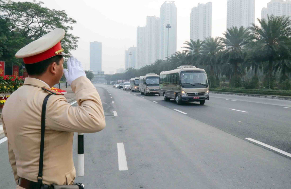 Una caravana de vehículos se desplaza por la avenida Thang Long, dirigiéndose hacia el Centro Nacional de Convenciones. Foto: VNA