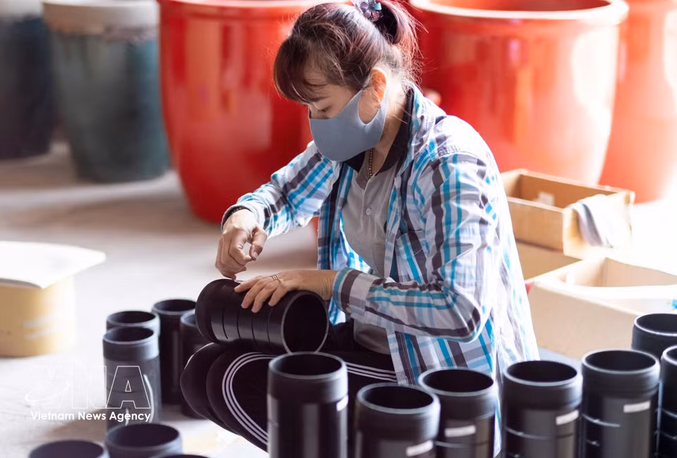 Producción de cerámica en una fábrica de la empresa Phuoc Du Long. (Foto: VNA)