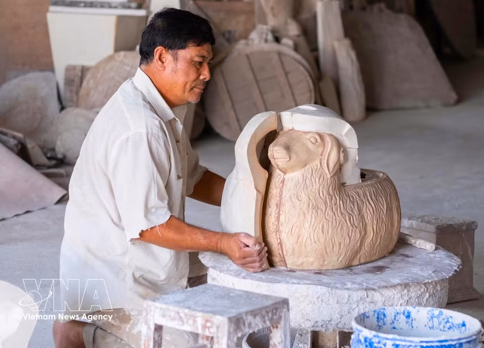Empresas del pueblo alfarero de Binh Duong incorporan nuevos métodos en la producción de cerámica tradicional. (Foto: VNA)