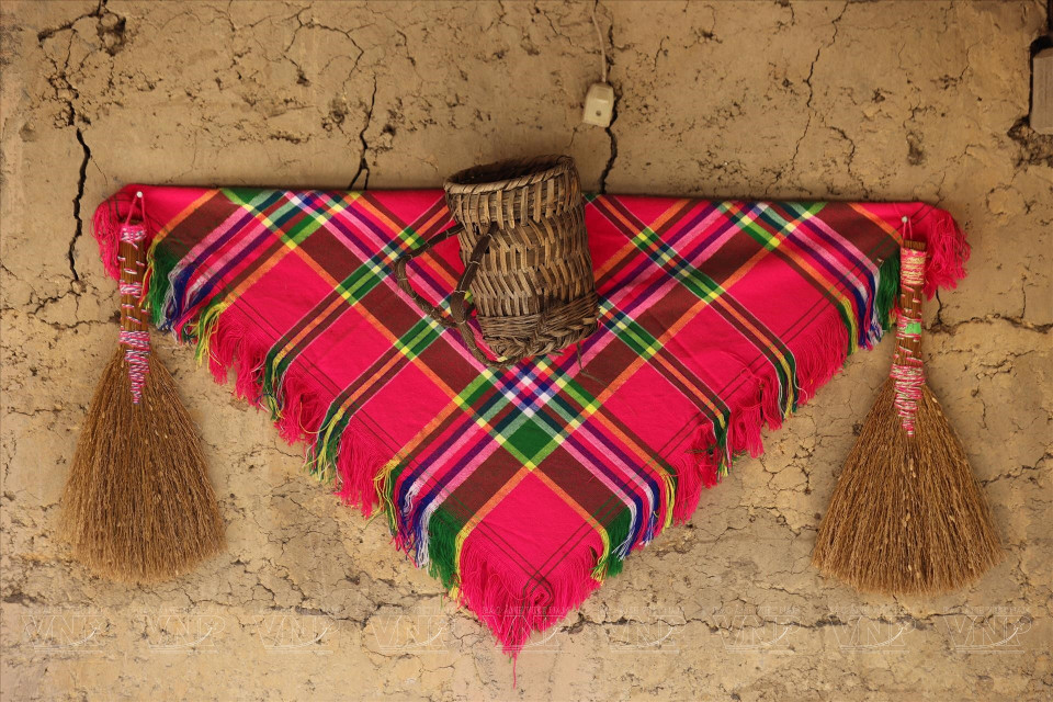 : Se presentan a los visitantes los aspectos culturales de la vestimenta y la agricultura del pueblo Lo Lo en la aldea de Lo Lo Chai. Foto: VNA