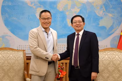 El viceprimer ministro Ho Quoc Dung (derecha) recibe al profesor y doctor en Ciencias Nguyen Van Tam, jefe del Departamento de Ciencias de la Computación, Datos e Inteligencia Artificial (IA) del Instituto Politécnico de París (IP Paris). (Foto: chinhphu.vn)