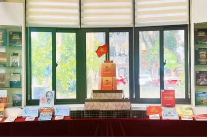 Hanoi exhibe cientos de documentos, libros y periódicos sobre Revolución de Agosto (Foto: TTVNTV)