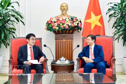 El vicecanciller vietnamita Ngo Le Van (derecha) y el presidente del Instituto de Investigación Económica para la ASEAN y Asia Oriental (ERIA), Watanabe Tetsuya. (Foto: VNA)