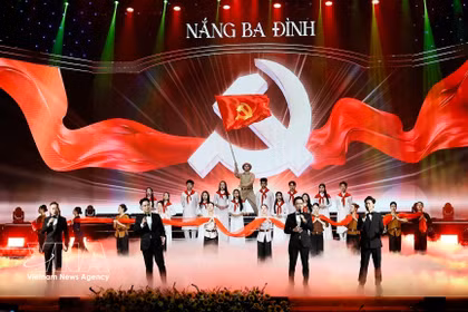 El programa artístico y político “El sol de Ba Dinh”. (Foto: VNA)