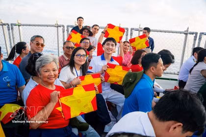 Tran Ngoc Thao Sophie (con gafas), responsable general de la Escuela de Vietnam Mang Non de la Unión General de Vietnamitas en Francia (UGVF) y miembro de su Comité Permanente. (Foto: VNA)